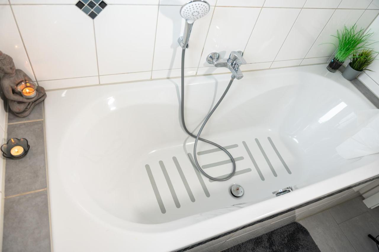 #1 Modernes Zimmer Mit Pool Und Garten Memmingen Bagian luar foto