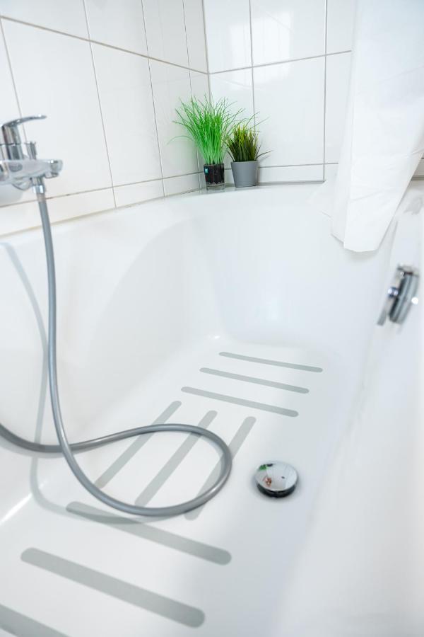#1 Modernes Zimmer Mit Pool Und Garten Memmingen Bagian luar foto